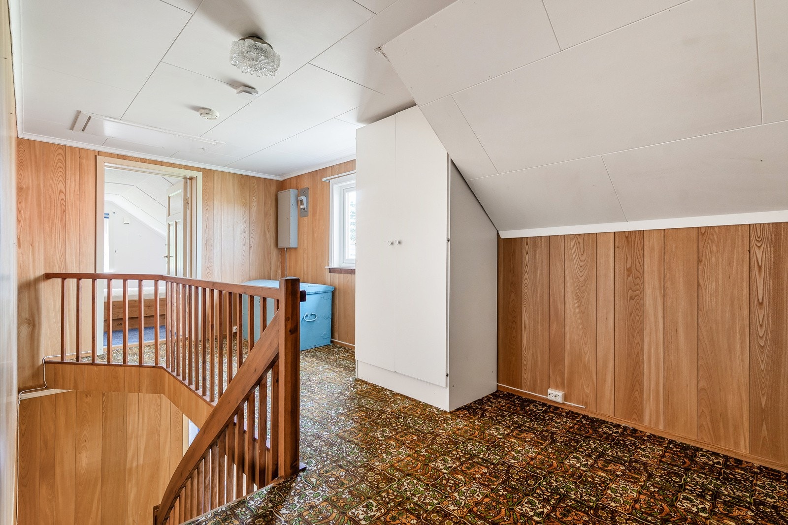 Romslig gang som fører til alle rommene i denne etasjen Galleribilde