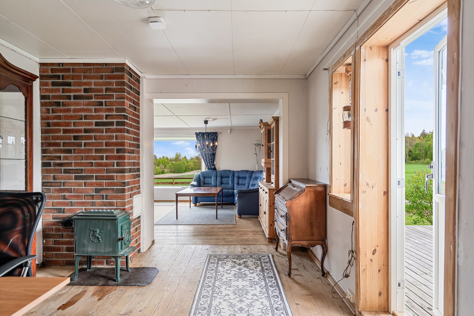 Lyse forhold i stua, med utgang til terrasse mot øst Galleribilde