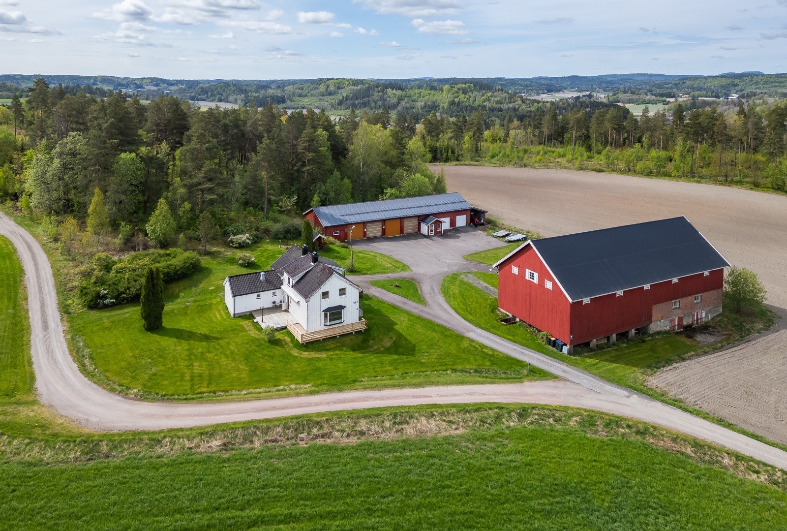 Velkommen til Søndre Holt gård og dette svært bruksvennlige gårdstunet! Galleribilde