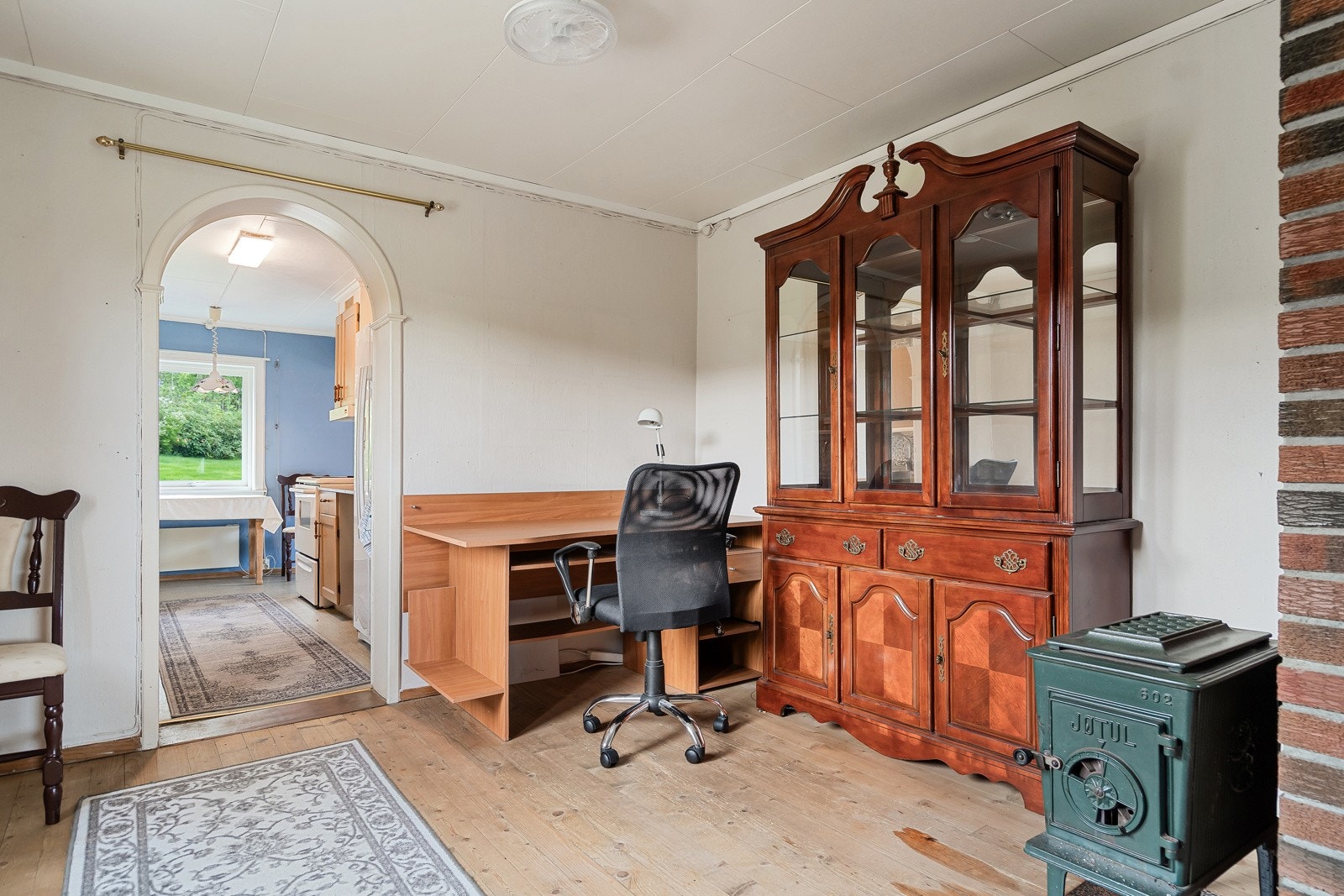 Fra kjøkkenet og videre inn i stua er det plass til en kontorpult e.l. Galleribilde