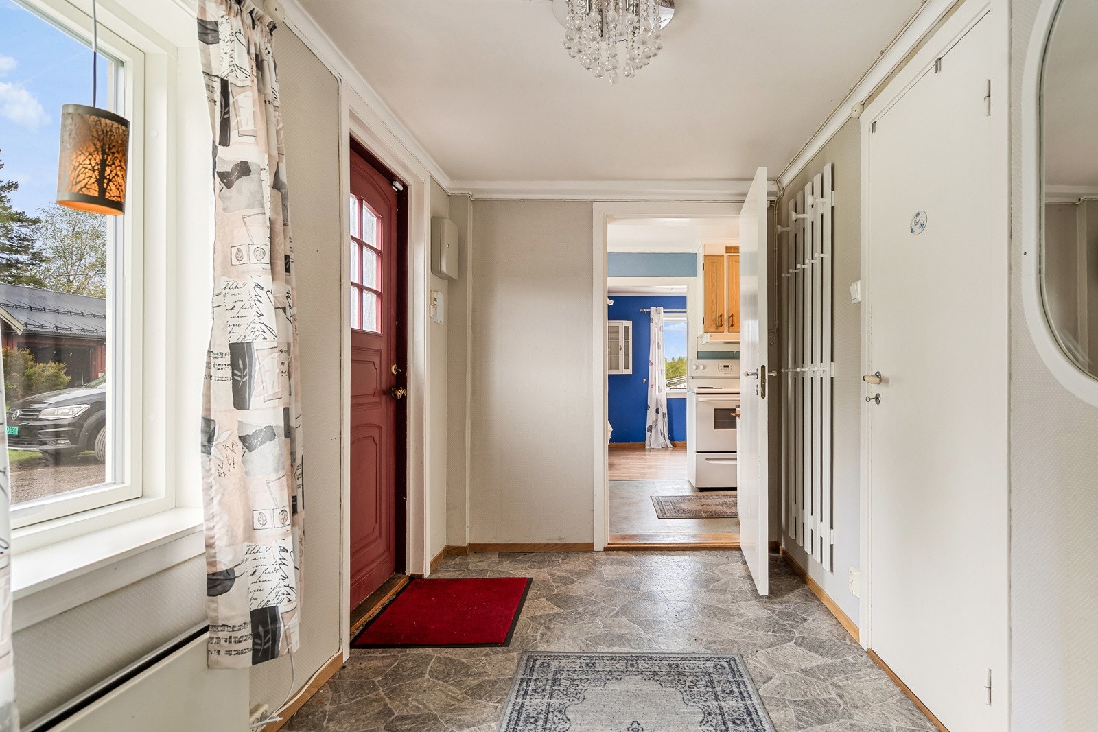 Hverdagsinngang/entré med skapplass og direkte adgang til vaskerom, bad, m.m. Galleribilde