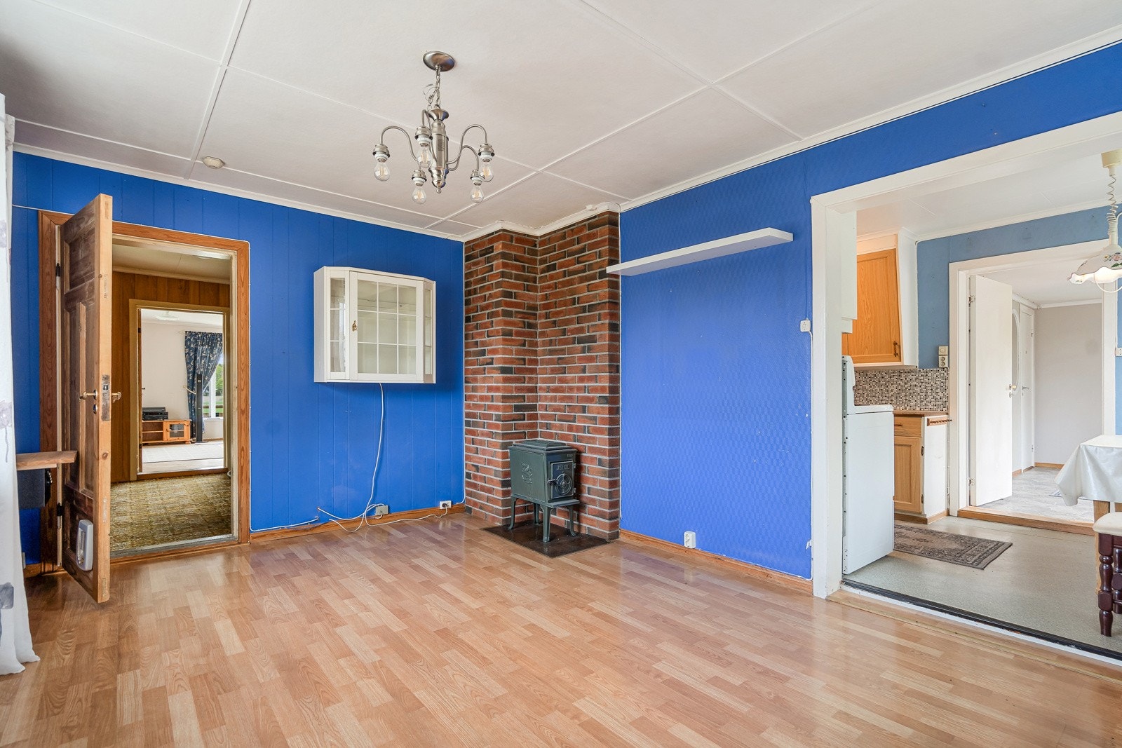 Fin spisestue ved kjøkkenet med vedovn Galleribilde