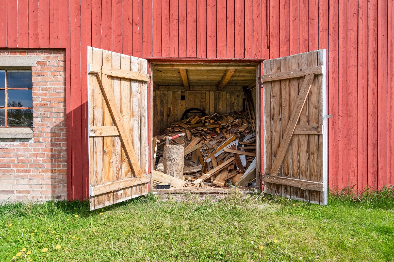 Vedskjul i låven - praktisk Galleribilde
