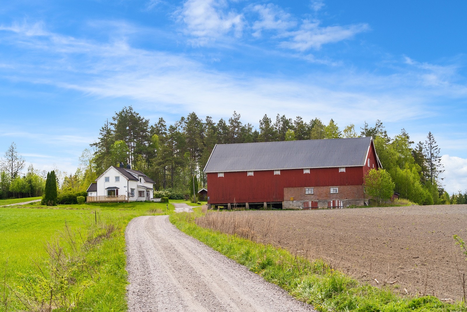Privat gårdsvei inn til eiendommen (tinglyst veirett) fra hovedveien/Vennerødveien Galleribilde