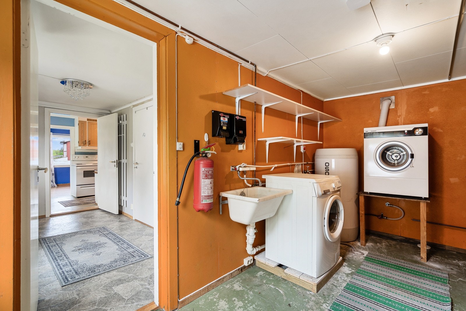 Romslig, svært kjekt vaskerom med teknisk opplegg. Galleribilde