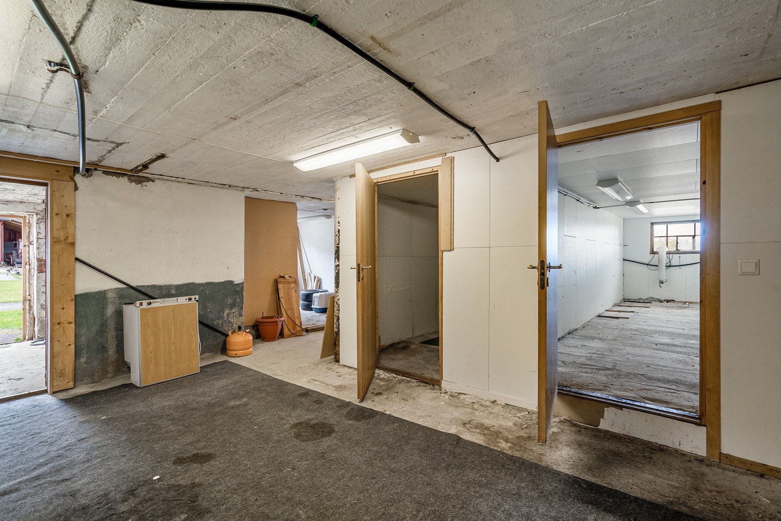 Lagerboder med låsbare dører klart til bruk! Galleribilde