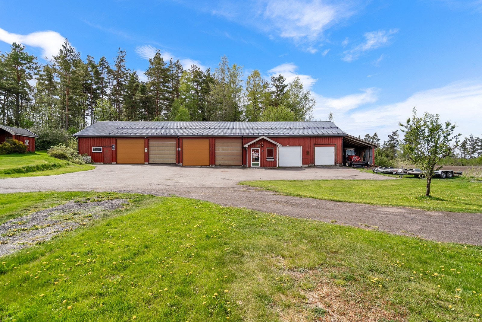 Stor, svært praktisk drifts/verkstedbygning på ca 320 kvm grunnflate med 4 høye kjøreporter på ca 5 meter, samt 2 lavere på ca 2,5 meter Galleribilde