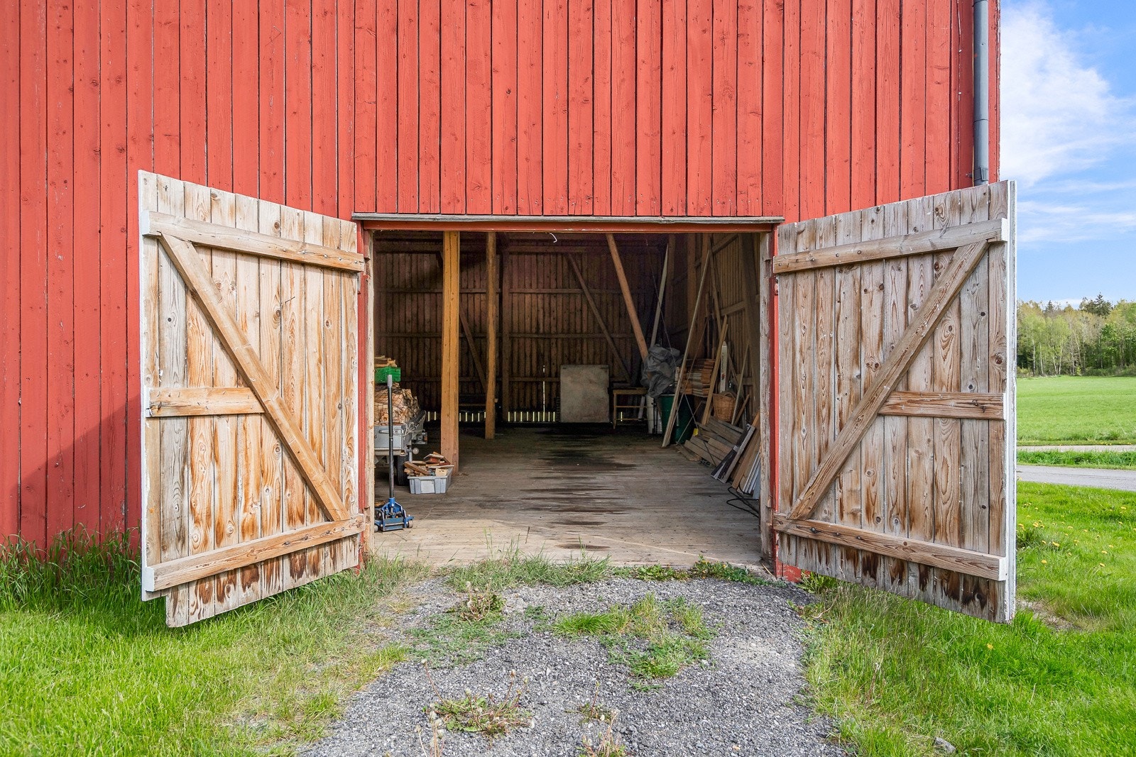 Doble dører inn til et stort, åpent låverom med plass til flere biler/lagerplass Galleribilde