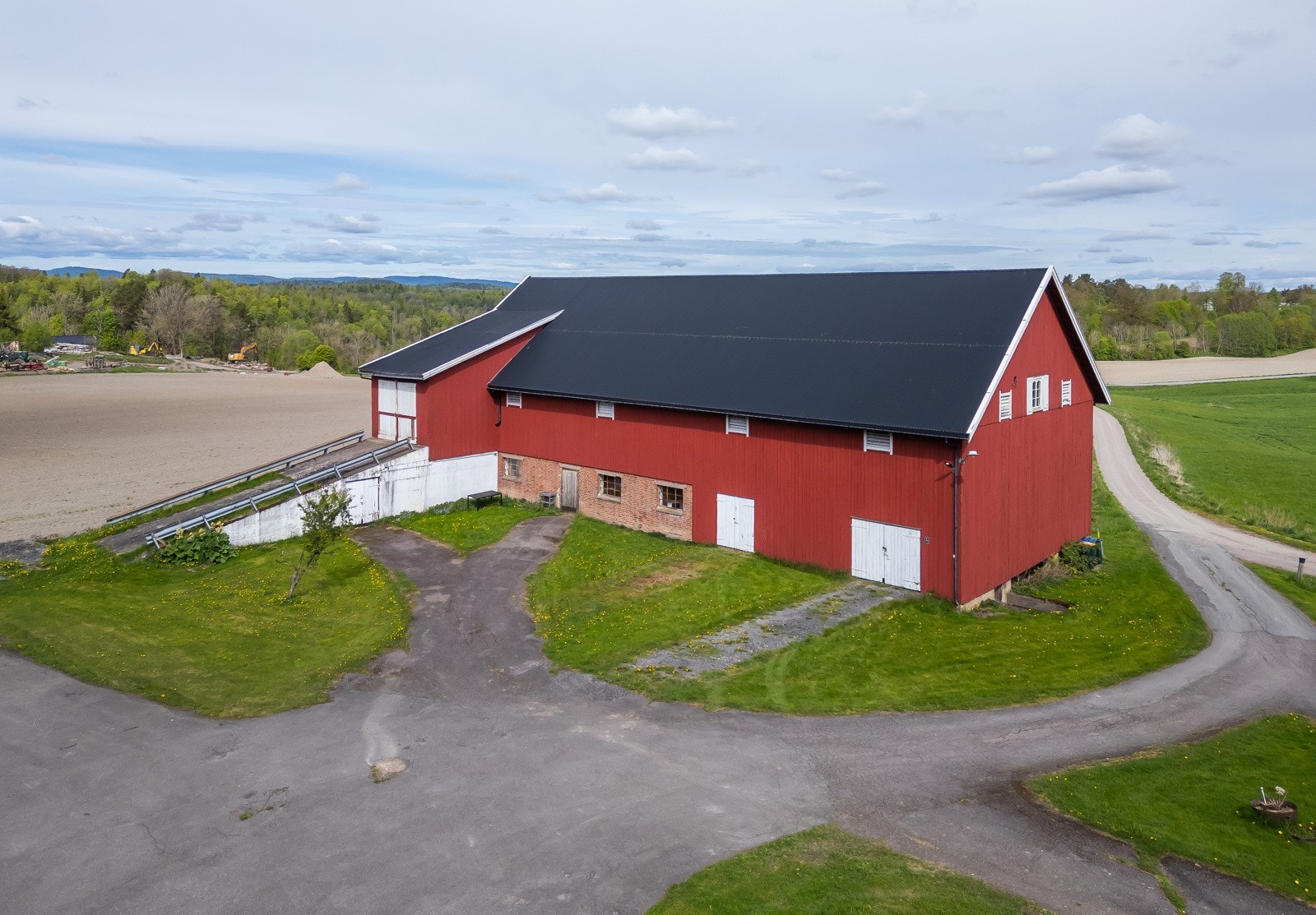Stor låve med svært gode lagringsmuligheter! Galleribilde