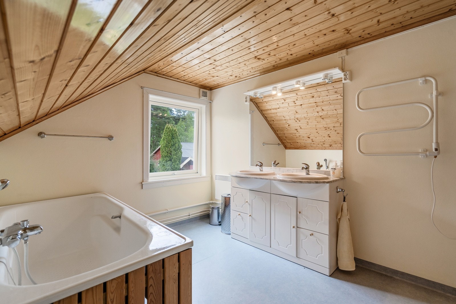 Baderom med badekar, wc og servantinnredning Galleribilde