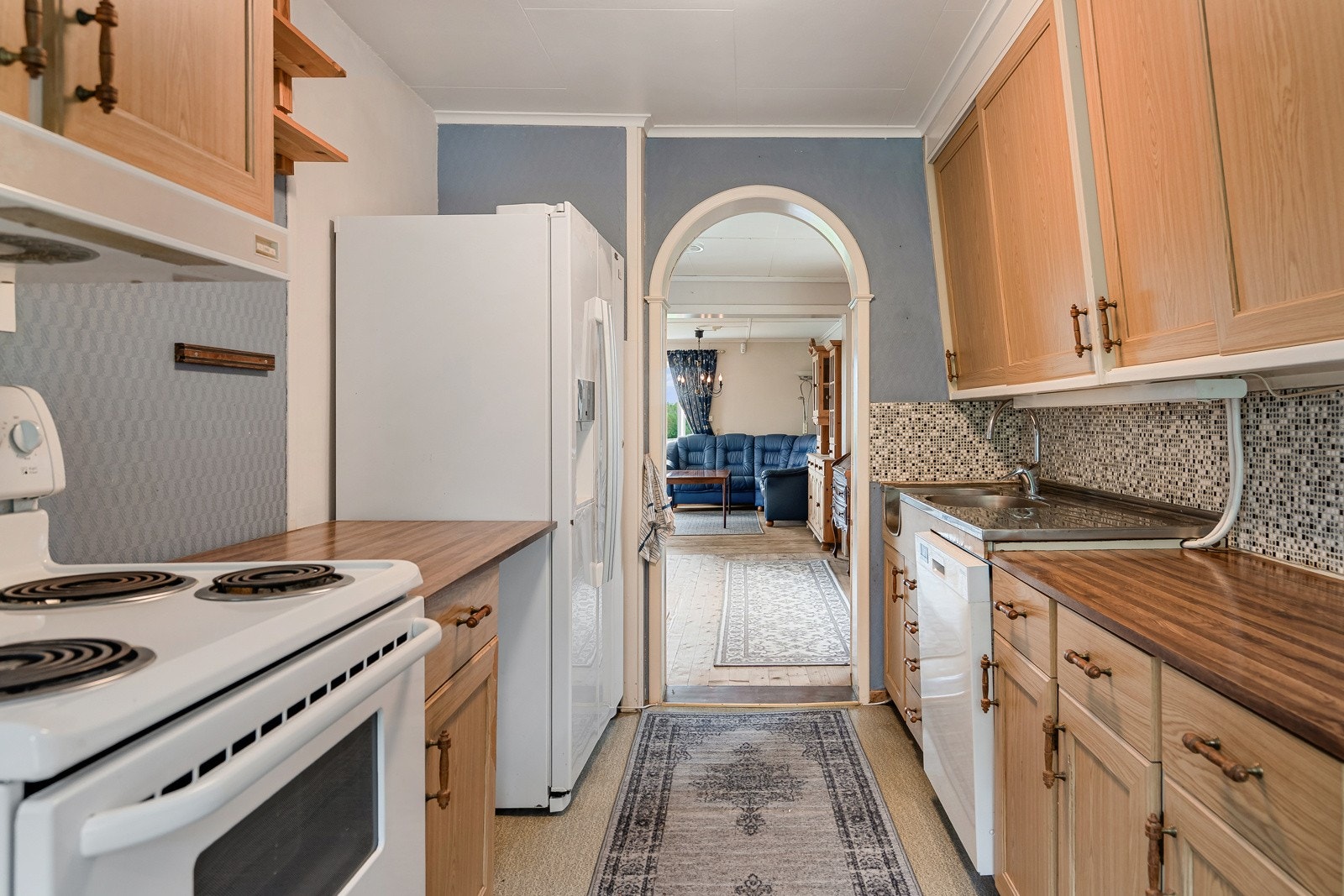 Kjøkken med innredning og spiseplass - hvitevarer medfølger Galleribilde