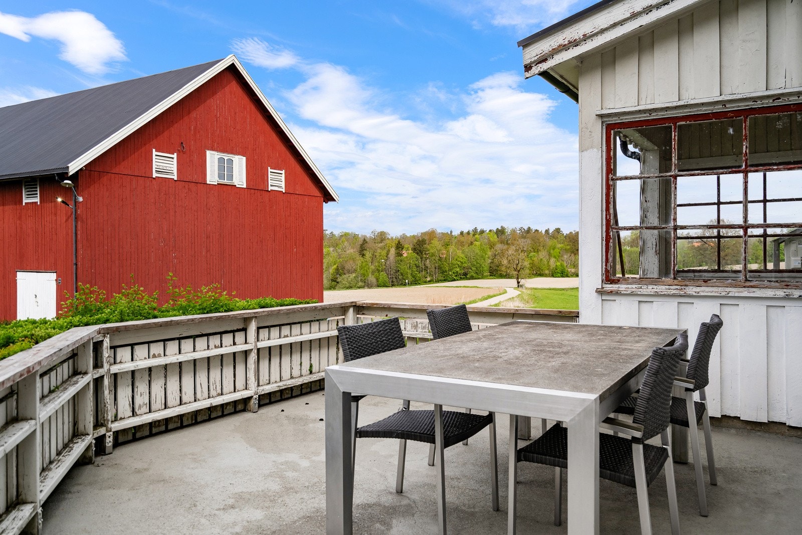 Fin uteplass mot gårdstunet - mengder av sol! Galleribilde