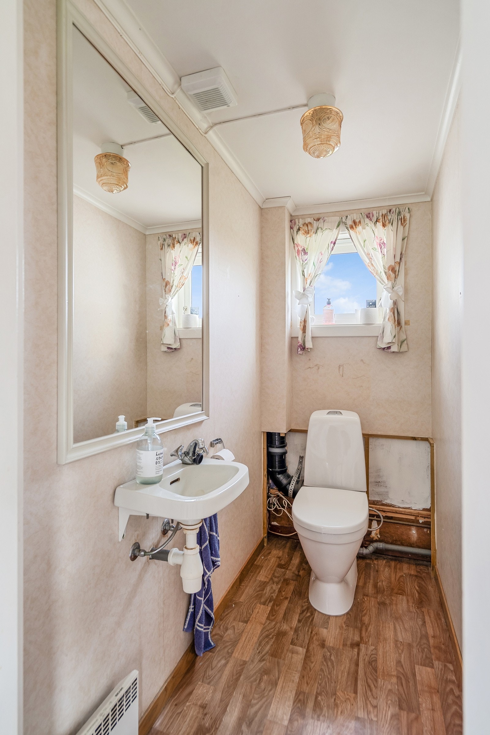 Separat toalettrom ved badet. Galleribilde