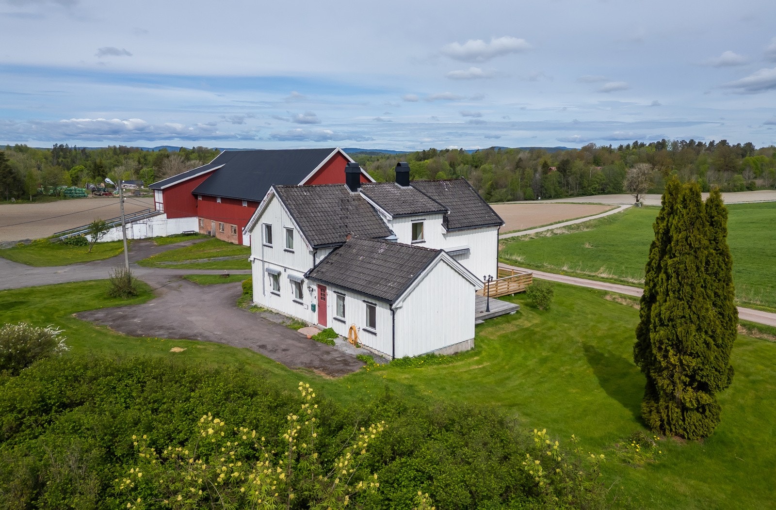 Super hage rundt våningshuset - perfekt for lek og moro. Galleribilde