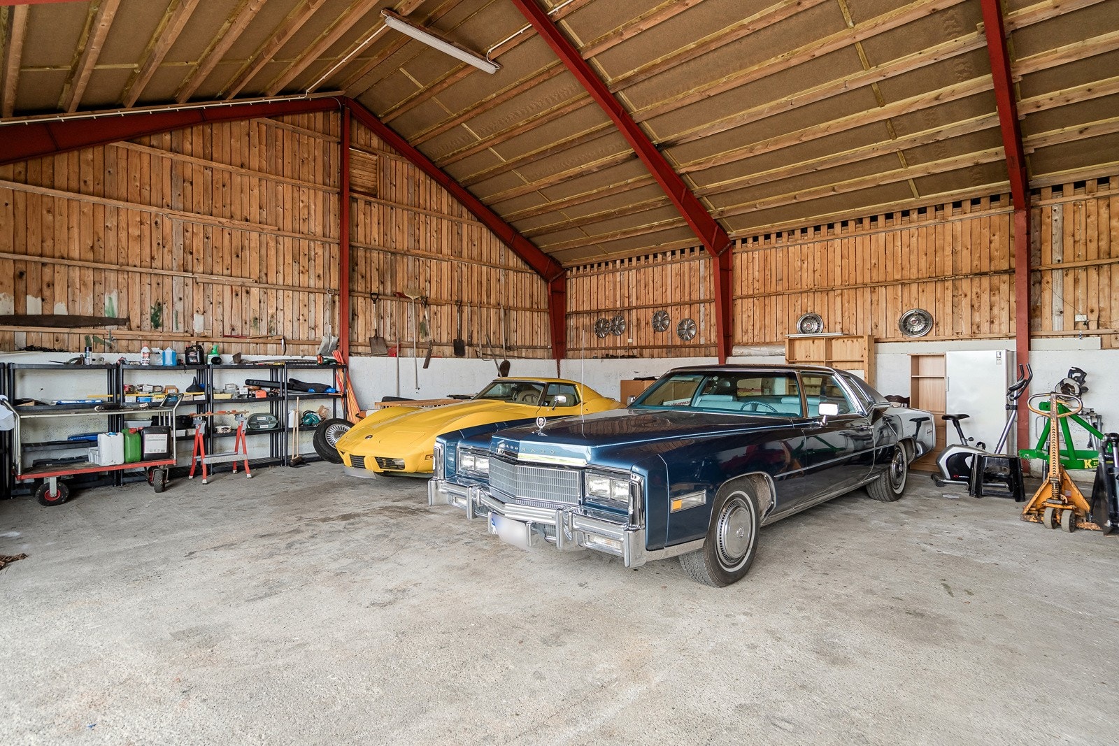 Venstre del av bygningen er ett stort åpent rom med mønehøyde Galleribilde