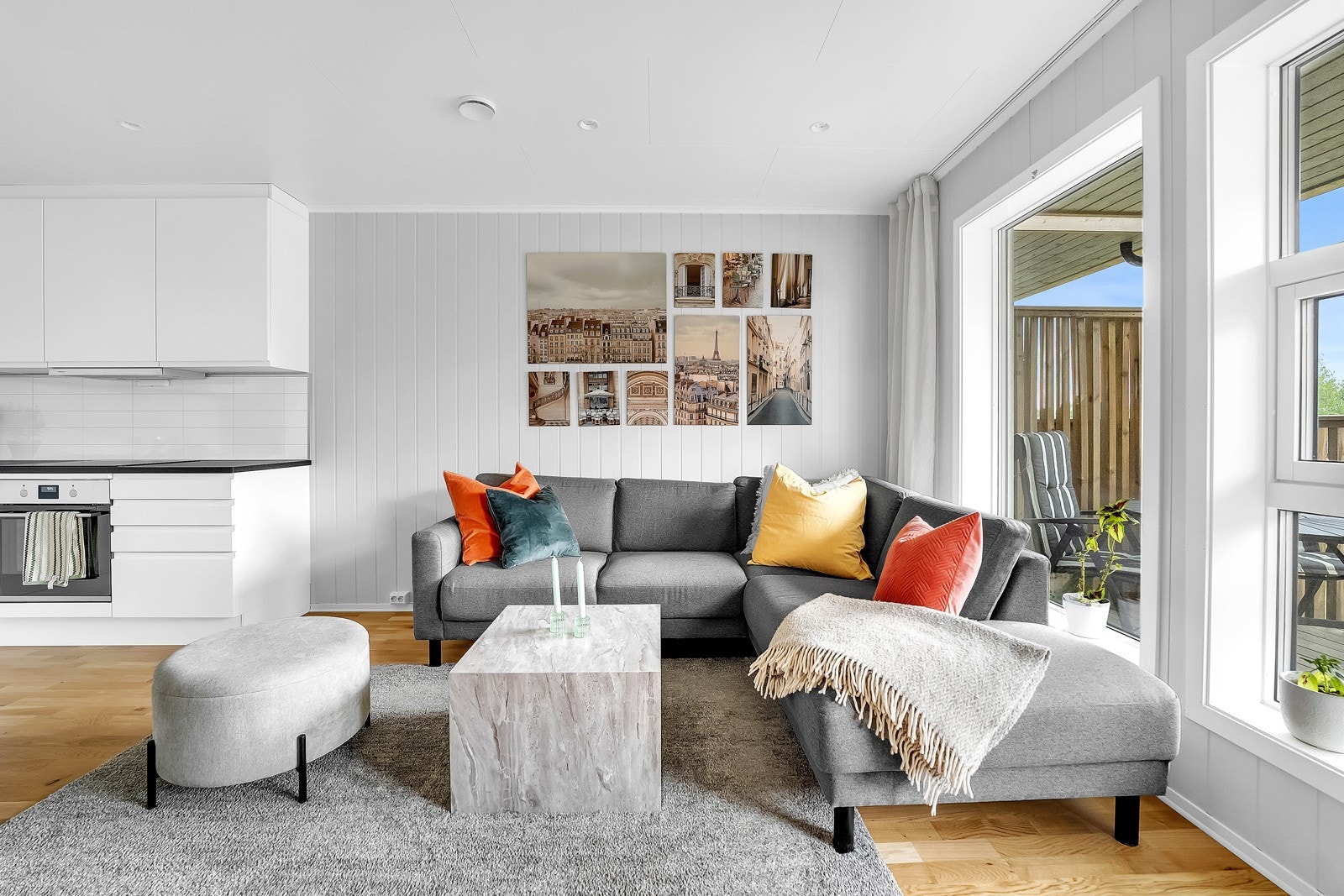 Leiligheten har trestavsparkett igjennom hele og lyse vegger som sammen gir et moderne preg. Galleribilde