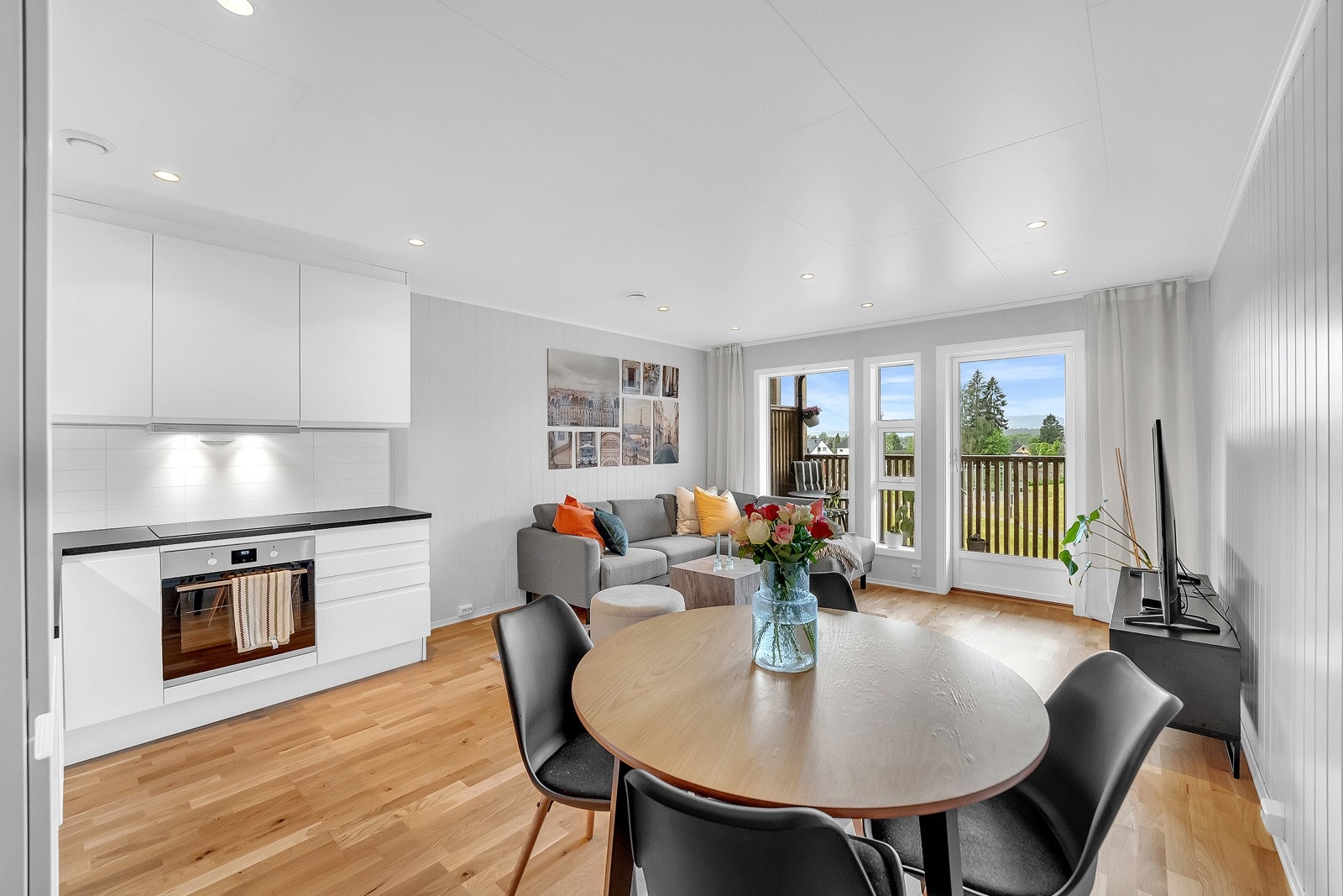 Velkommen til denne koselige leiligheten i Statsrådvegen 116A. En lys og gjennomgående leilighet i 2. etasje med god planløsning og solrik veranda på 8 kvm. Galleribilde