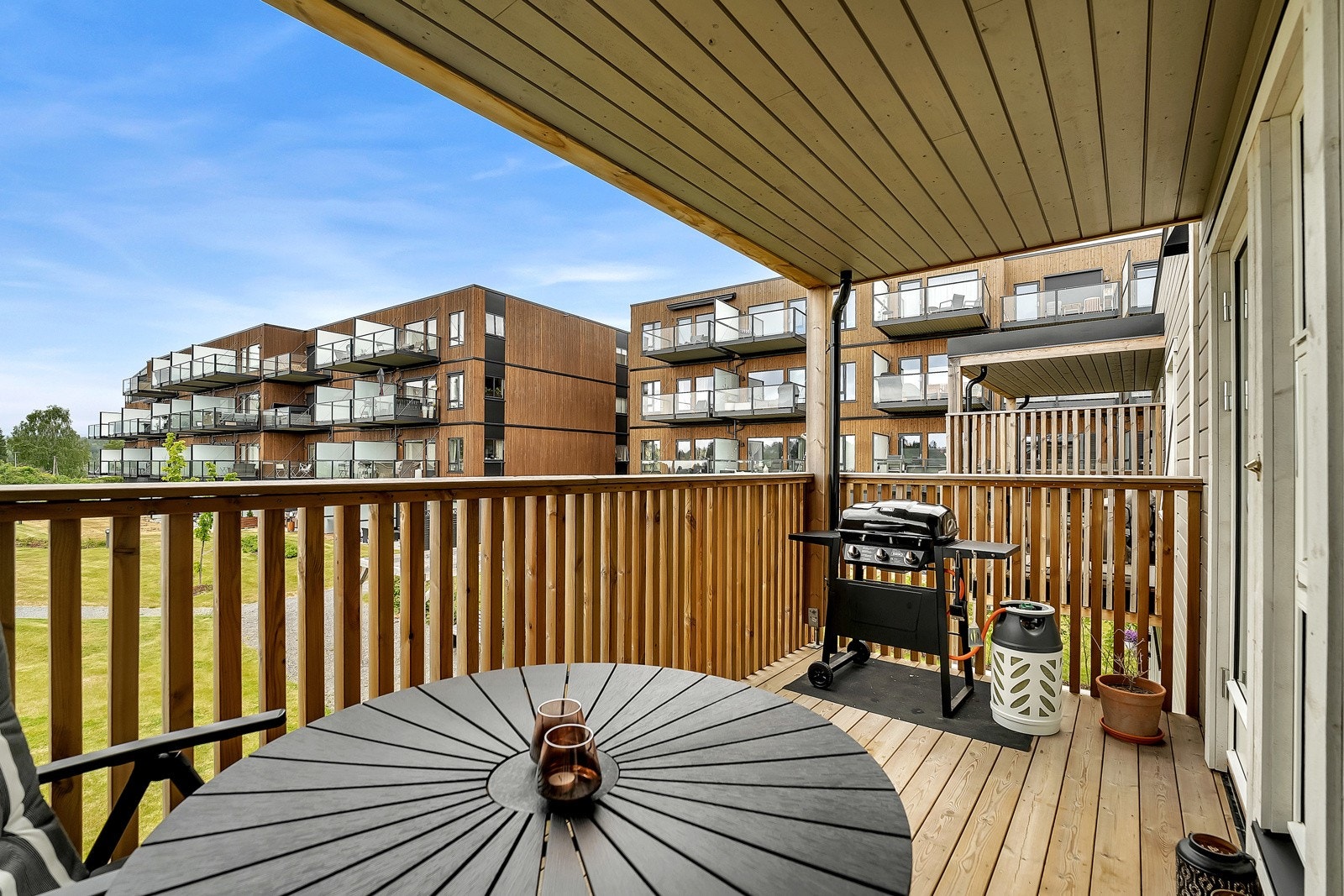 Balkongen er en solrik og innbydende uteplass som forlenger stuen på sommerhalvåret. Galleribilde