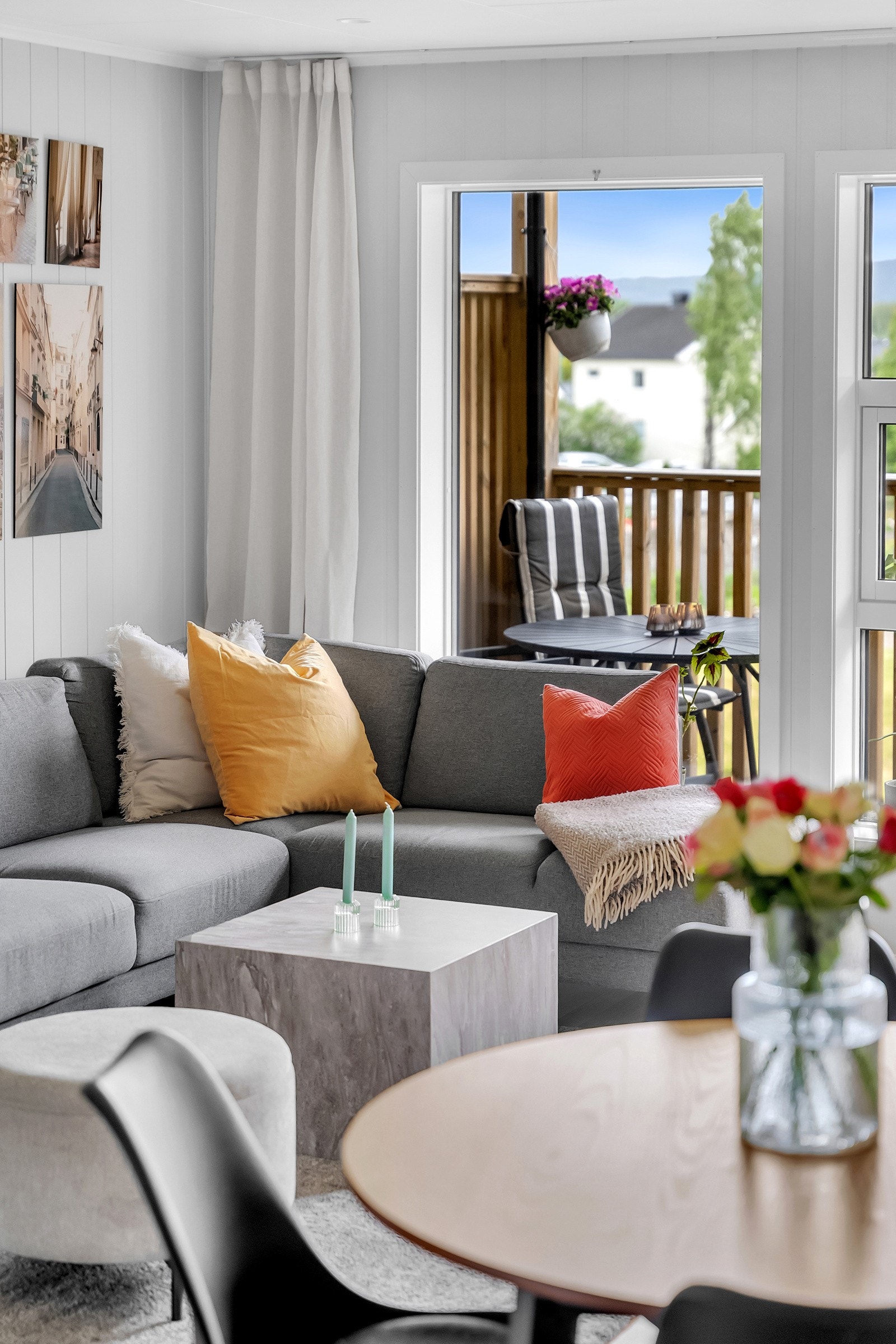 Fra stue og kjøkken har du direkte adkomst til en vestvendt veranda på 8 kvm. Galleribilde