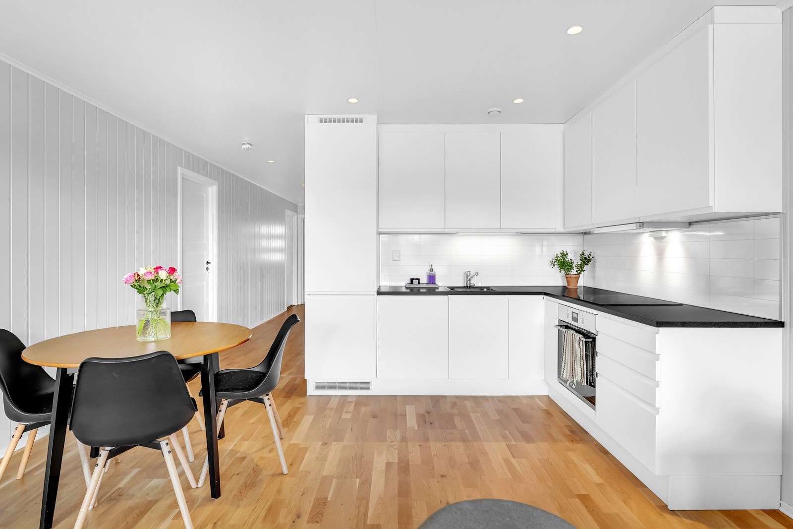 Integrerte hvitevarer sørger for en funksjonell hverdag, her får du induksjonstopp, stekeovn, oppvaskmaskin og kjøl/frys. Galleribilde