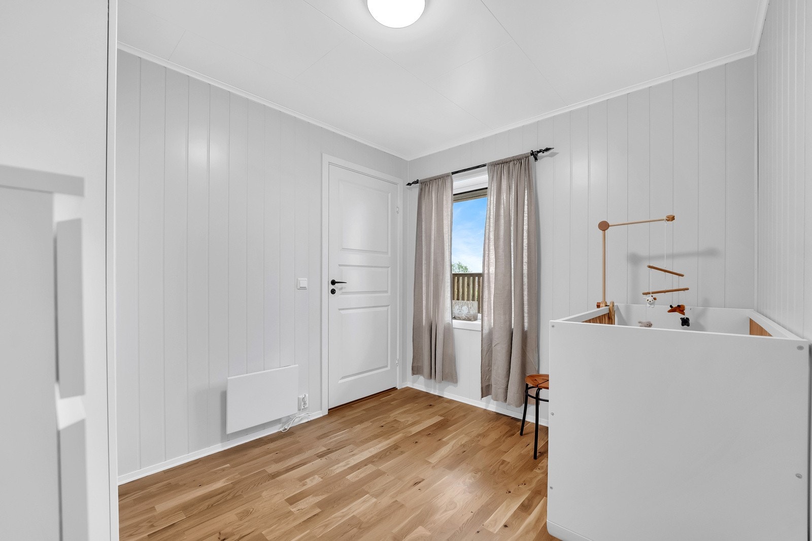 Det er innredet med garderobeskap og har en praktisk utforming som enkelt kan tilpasses etter behov og livssituasjon. Galleribilde