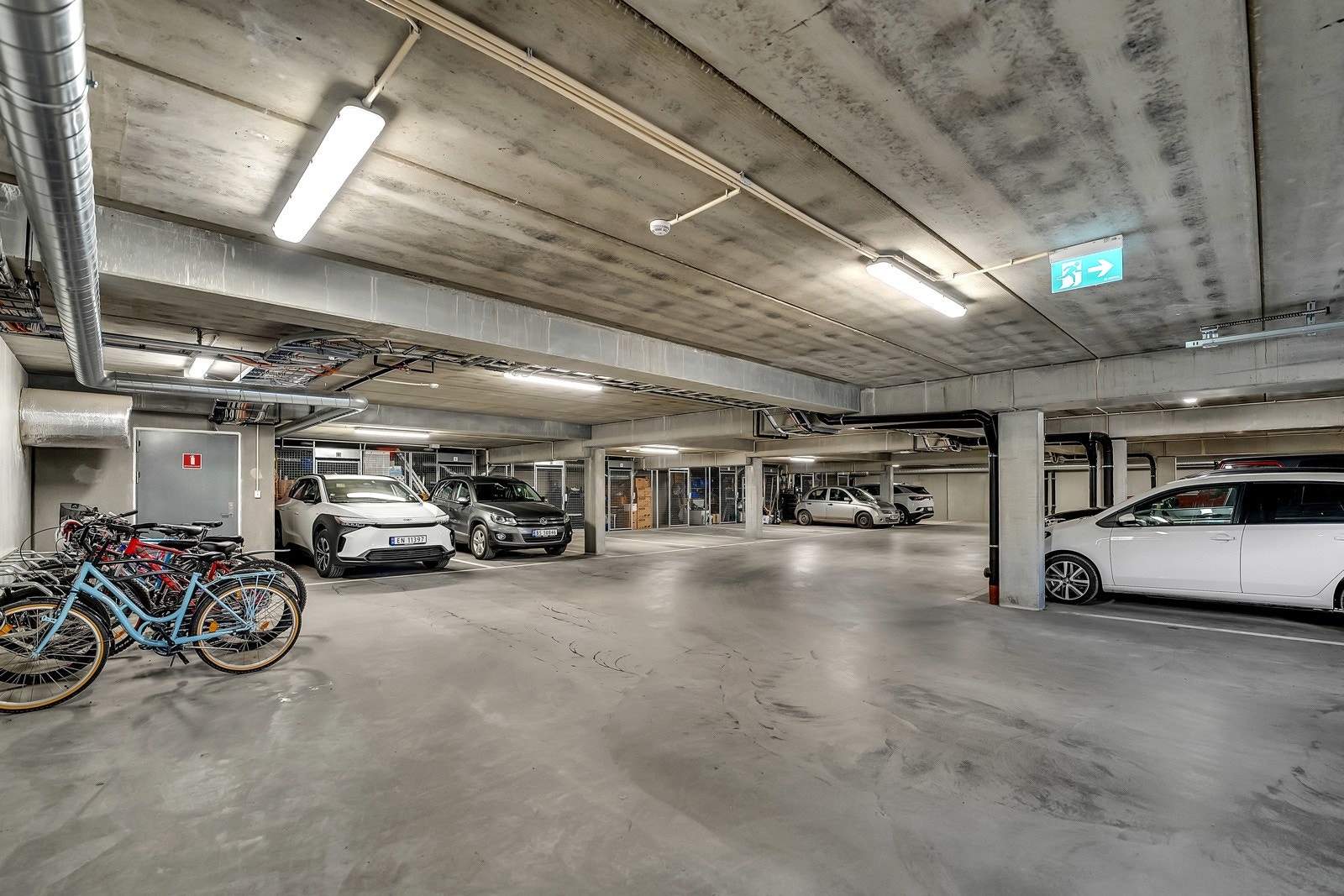 Boligen disponerer en garasjeplass i et tørt og fint annlegg. Galleribilde