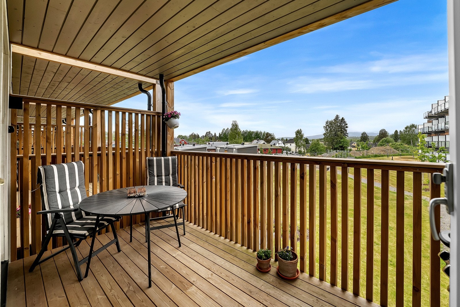 Beliggende i attraktive Sundbyhagan - et attraktivt og familievennlig område, ca. 500 meter fra Eidsvoll Verk stasjon. Her bor du sentralt med gangavstand til det meste. Galleribilde