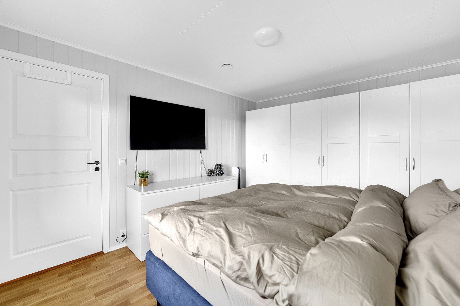 En stor, integrert garderobe gir rikelig med oppbevaringsplass. Galleribilde