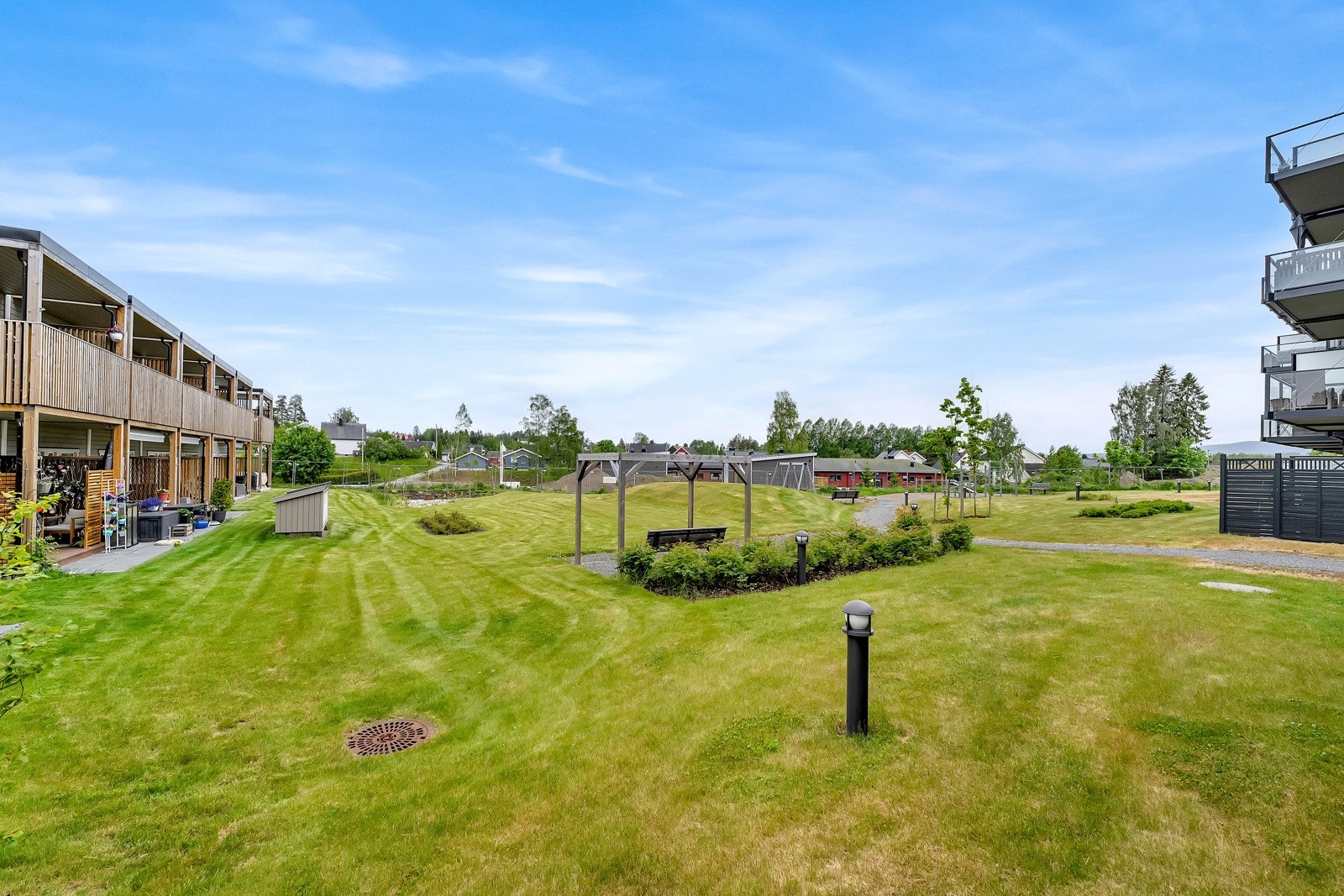 Trivelig fellesareal og et grøntområde som gir en rolig og lun atmosfære. Galleribilde