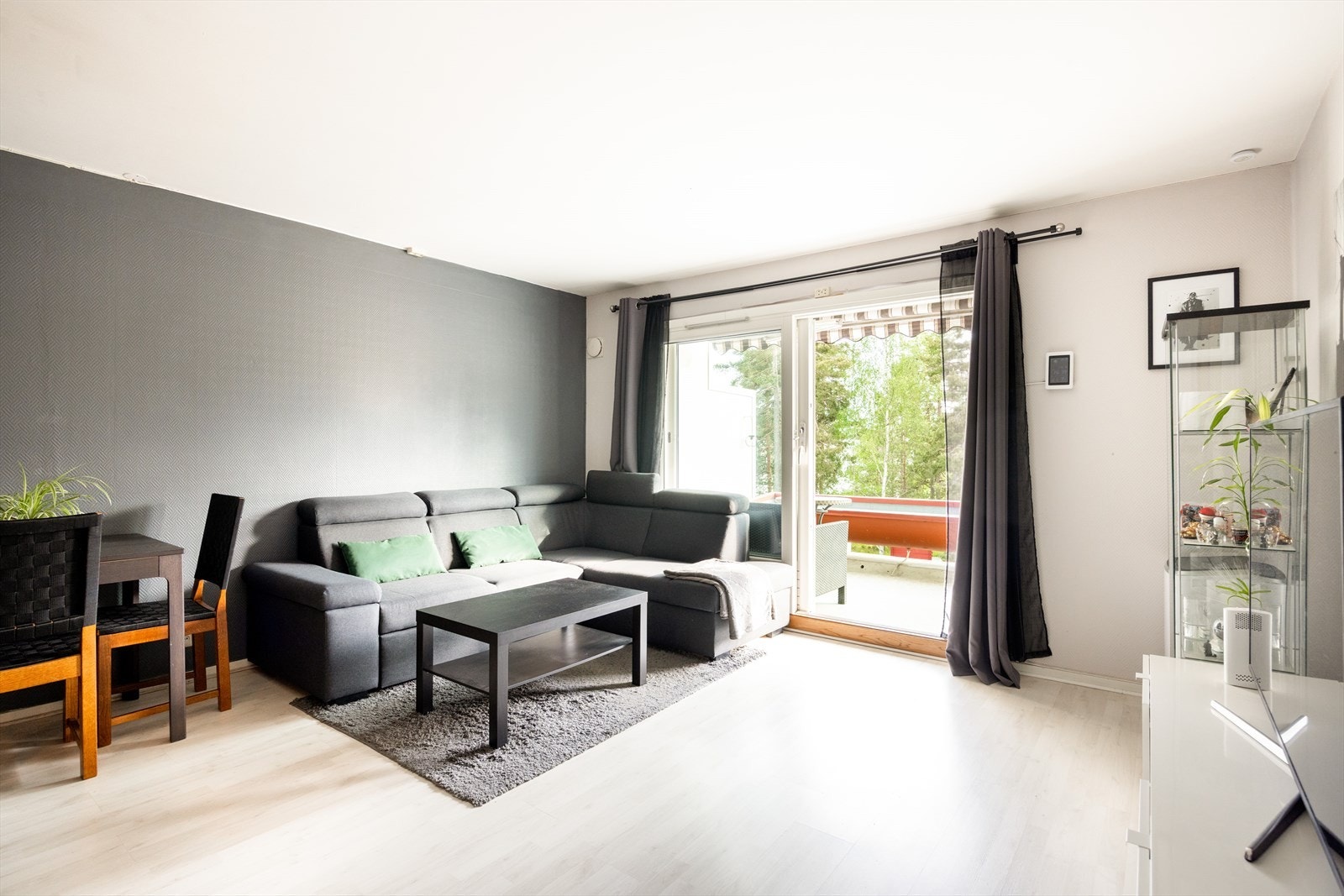 Stuen er av god størrelse, med plass til sofagruppe, tv-møblement og et lite spisebord. Galleribilde
