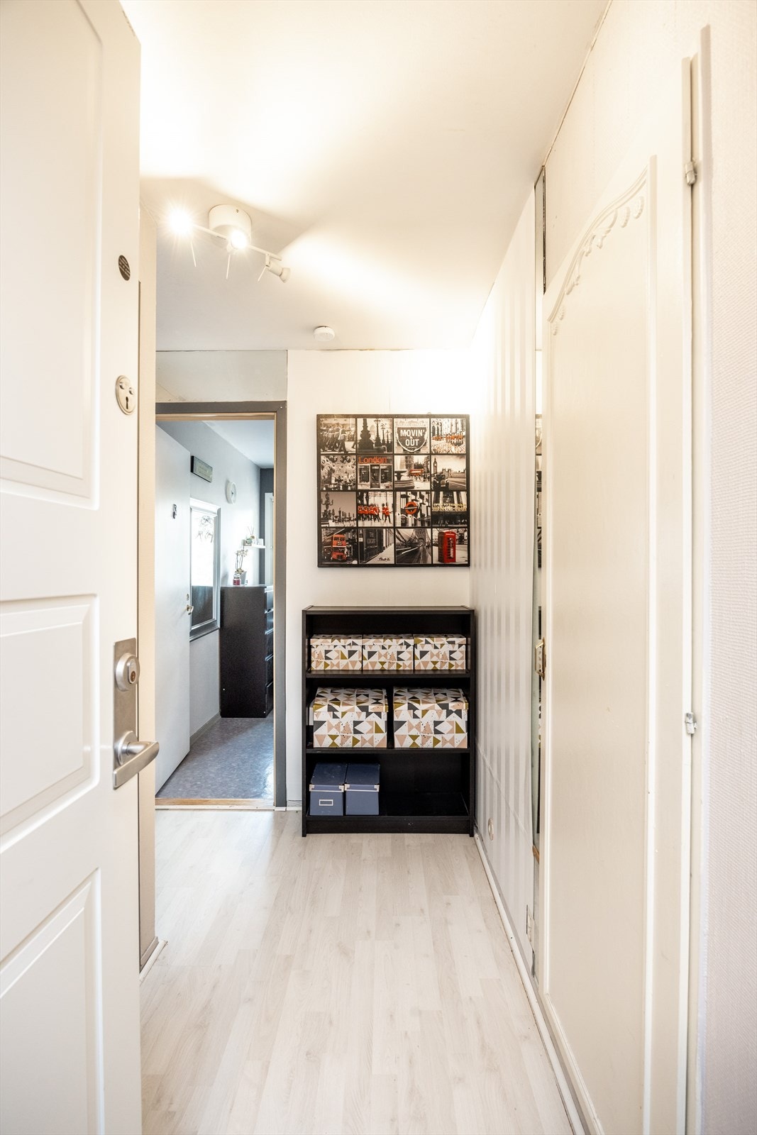 Du ønskes velkommen inn i en romslig entré med god plass til både yttertøy og sko. Galleribilde