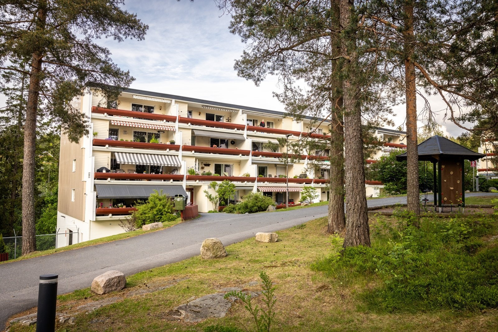Ønsker du å bo i et område hvor du kan kombinere naturopplevelser, moderne fasiliteter og enkel tilgang til Oslo sentrum? Da er dette stedet for deg! Galleribilde