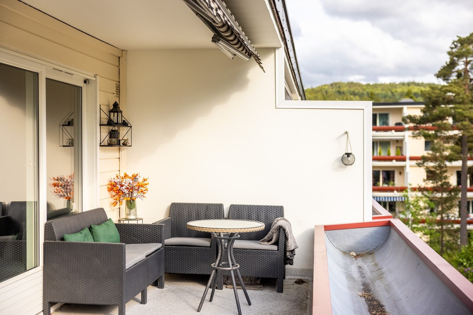 Fra stuen er det utgang til en solrik, hyggelig terrasse. Galleribilde