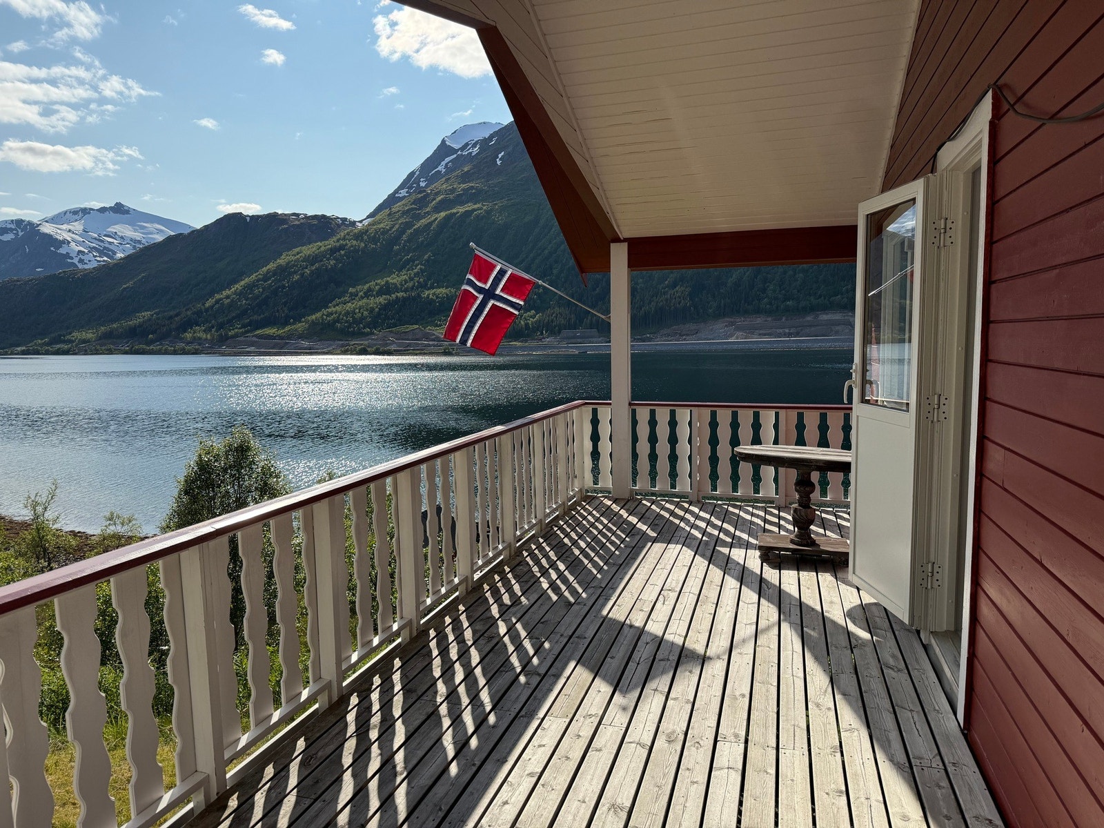 Veranda hvor utsikten og solen kan nytes Galleribilde