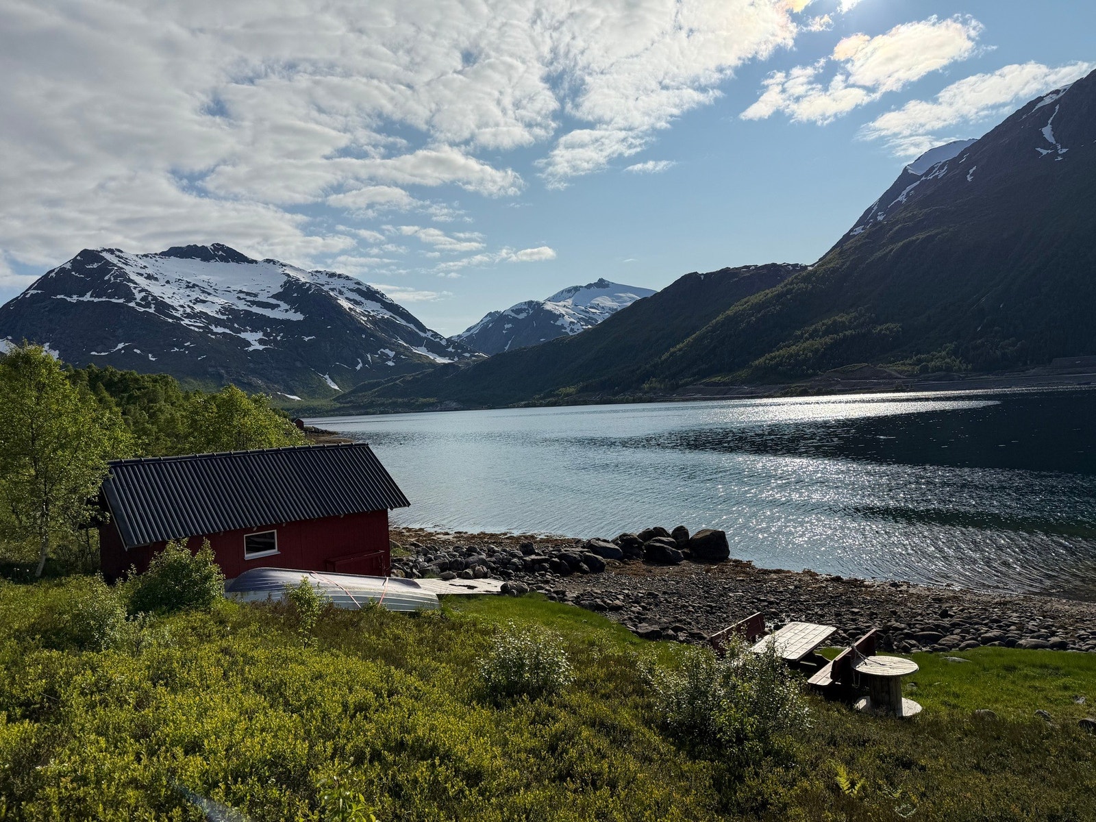 Her får du også med eget naust og fin plass helt i fjøæra Galleribilde