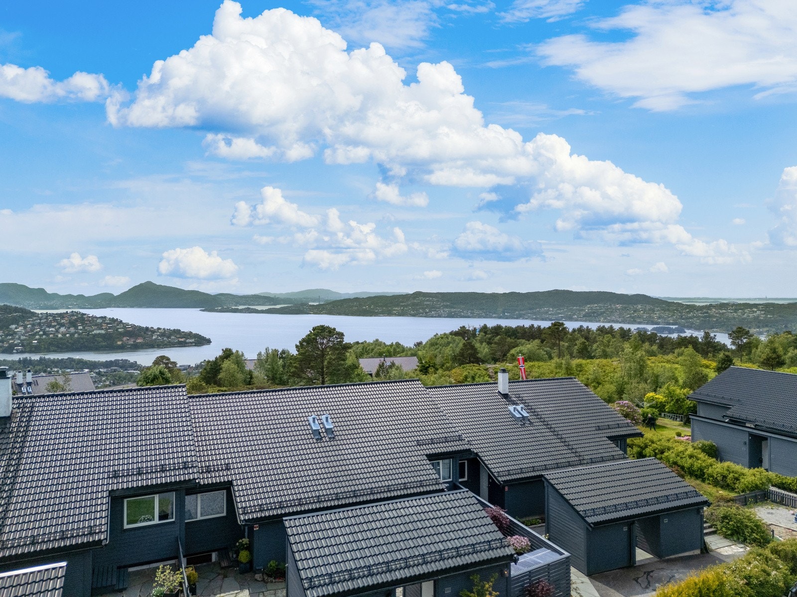 Dette er et flott enderekkehus med nydelig sjøutsikt og gode solforhold. Galleribilde