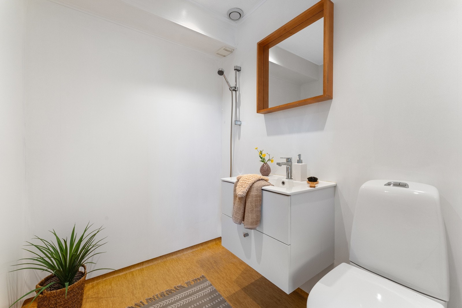 Badet er innredet med servant med møblement, toalett, dusjgarnityr og avtrekksventil i taket. Galleribilde