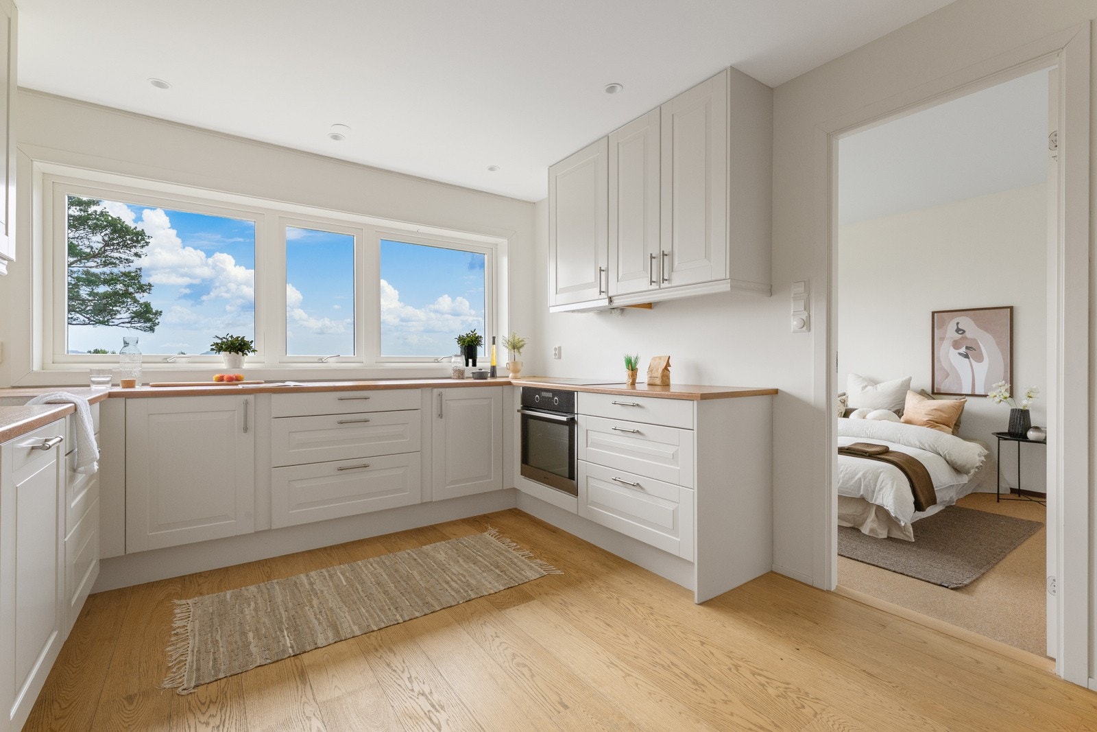 Med kjøkkenet medfølger integrerte hvitevarer som stekeovn fra Gorenje, platetopp, oppvaskmaskin fra Asko og kjøleskap/frys fra Electrolux. Galleribilde