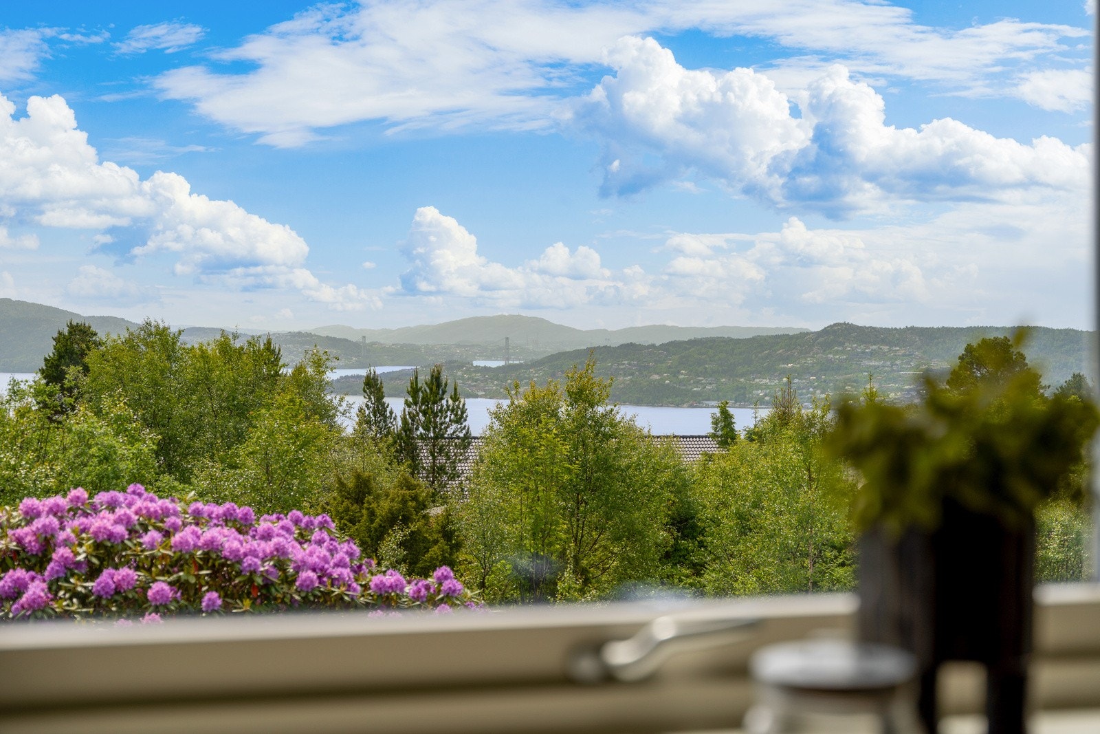 Vinduet på kjøkkenet gir deg fantasisk utsikt over Byfjorden. Galleribilde
