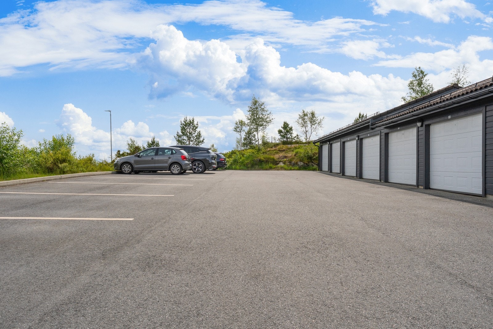 Boligen disponerer fast parkeringsplass i garasje med muligheter for el-bil lading. Galleribilde