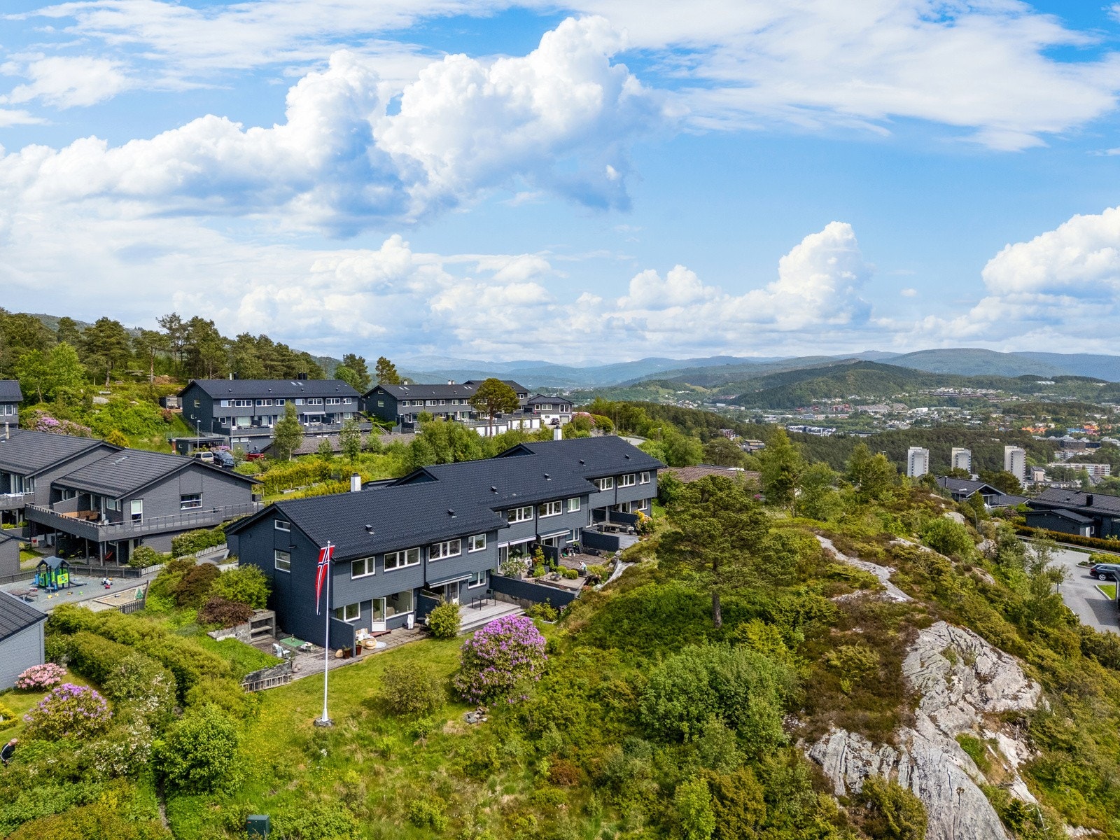 Nærområdet byr på fantastiske tur- og fritidsmuligheter for folk i alle aldre. Enten du foretrekker rolige gåturer eller utfordrende fjellturer, finnes det rikelig med valgmuligheter i nærheten. En tur opp til Geitanuken byr på en fantastisk utsikt, og du Galleribilde