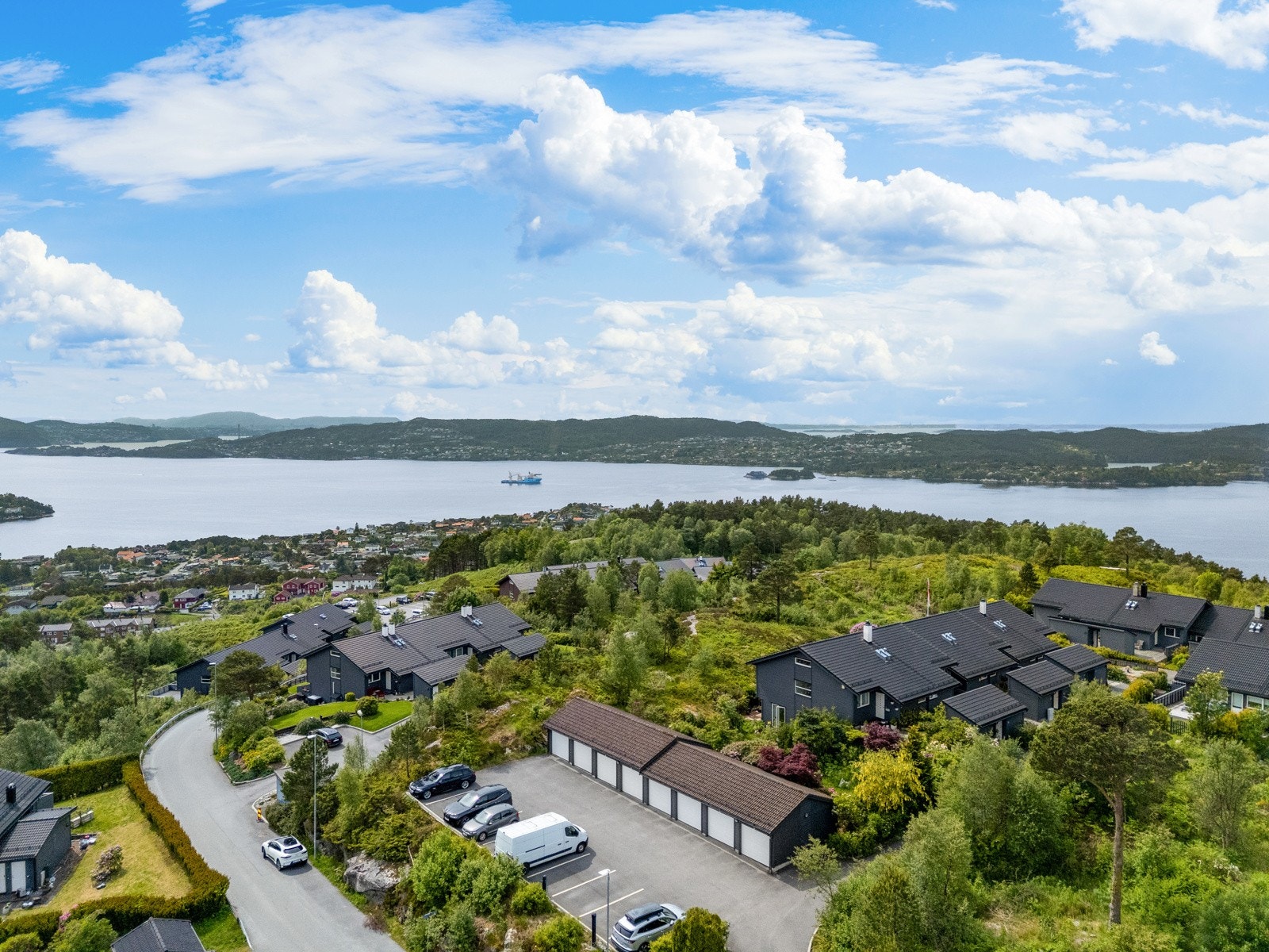 Her bor du i et rolig område, nært til alt man trenger med kort vei til skole, og hyggelige naboer. Galleribilde