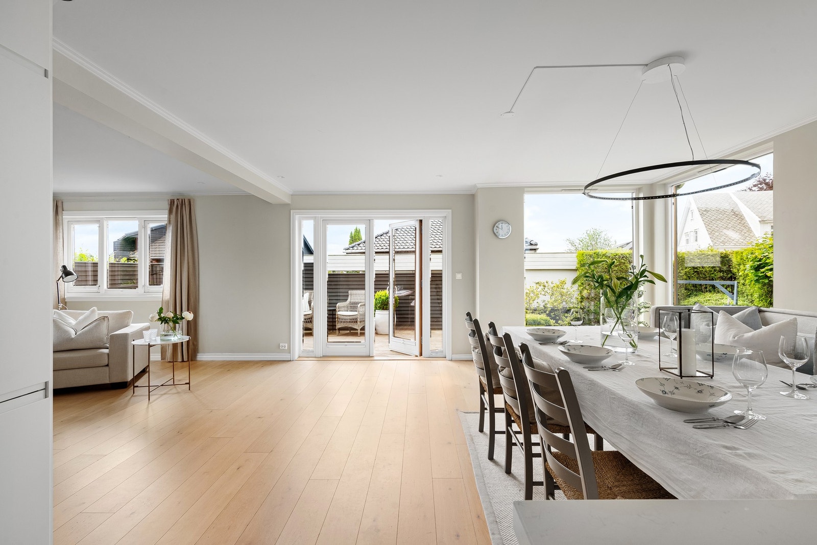 På fine sommerdager blir også terrassen som en forlengelse av stuen. Galleribilde