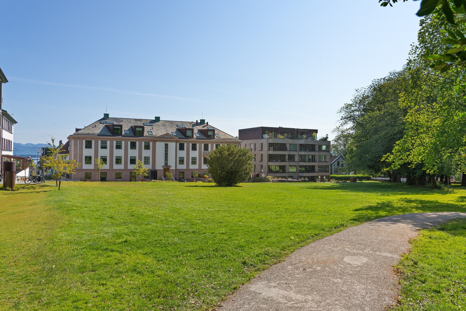 Nærområdet - Ledaal Park ligger en kort gå-/sykkeltur unna. Her er det yrende folkeliv på sommeren og flere gode restauranter, bakeri etc. Galleribilde