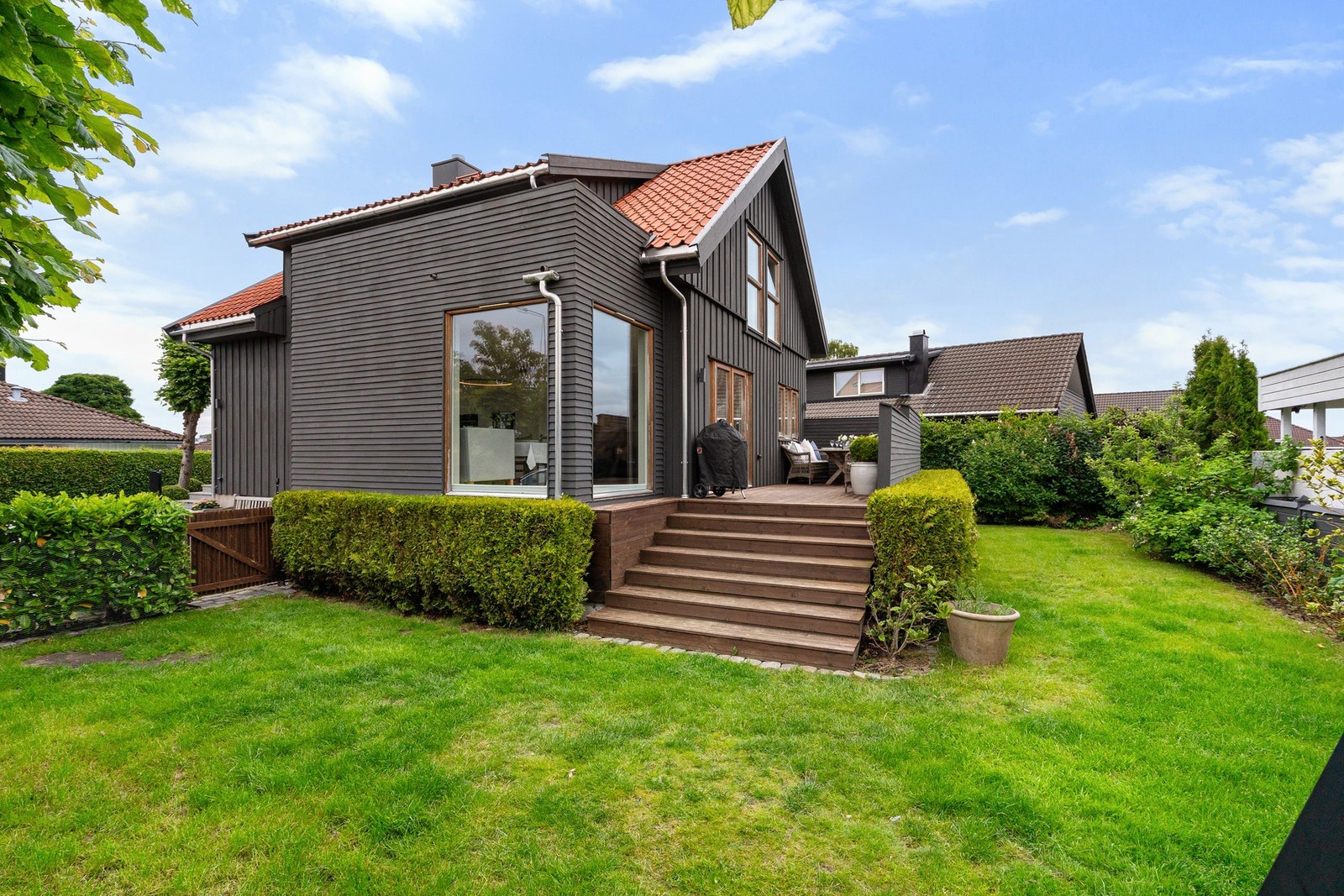 Solen kan følges fra morgen til kveld i hagen. Galleribilde