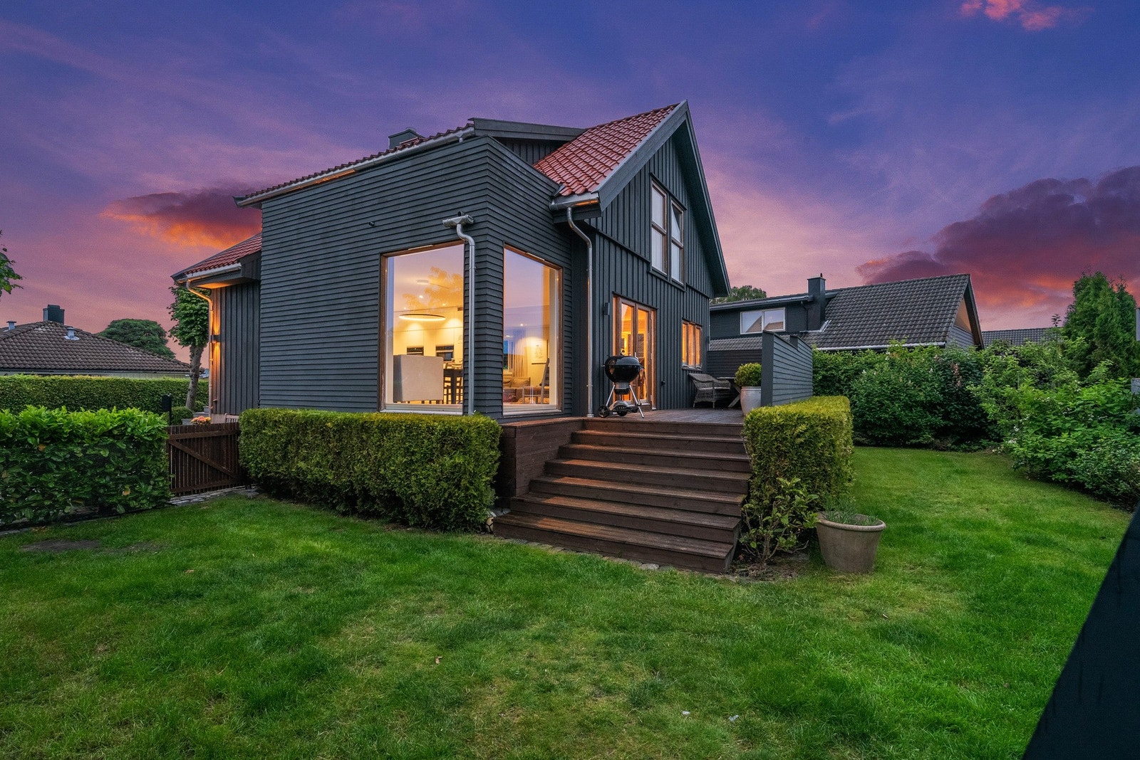 Boligen har en lun og solrik uteplass mot sør. Galleribilde