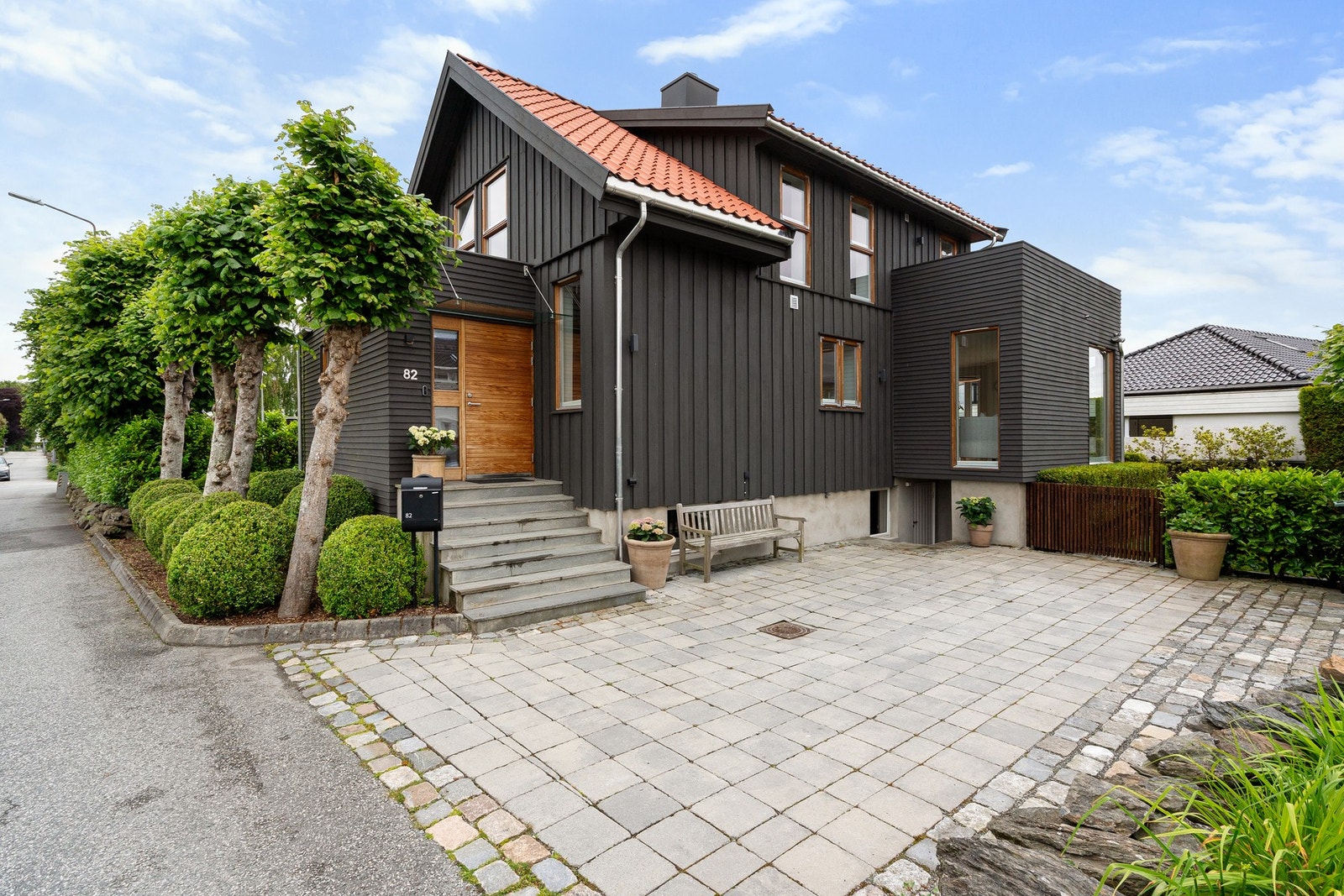 Parkering på tomten. Galleribilde