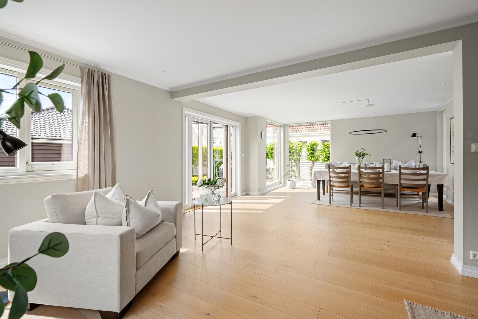 Store vindusflater i flere himmelretninger skaper en herlig romfølelse. Galleribilde