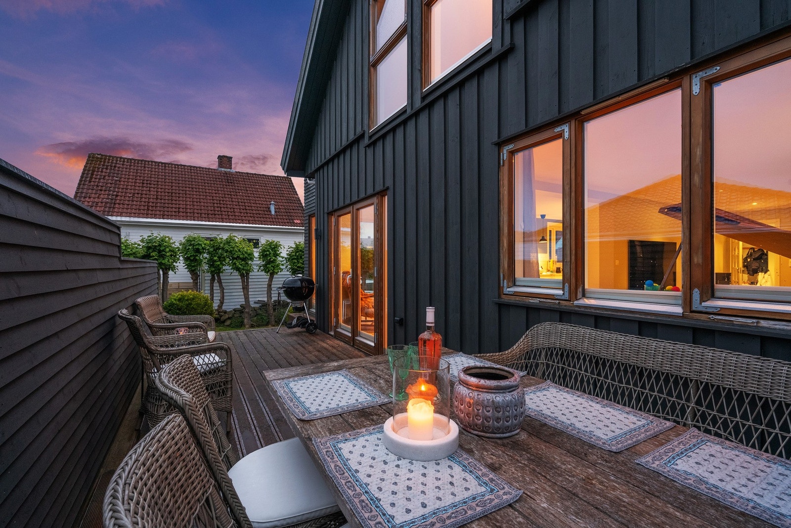 Terrassen innbyr til hygge på sene sommerkvelder. Galleribilde