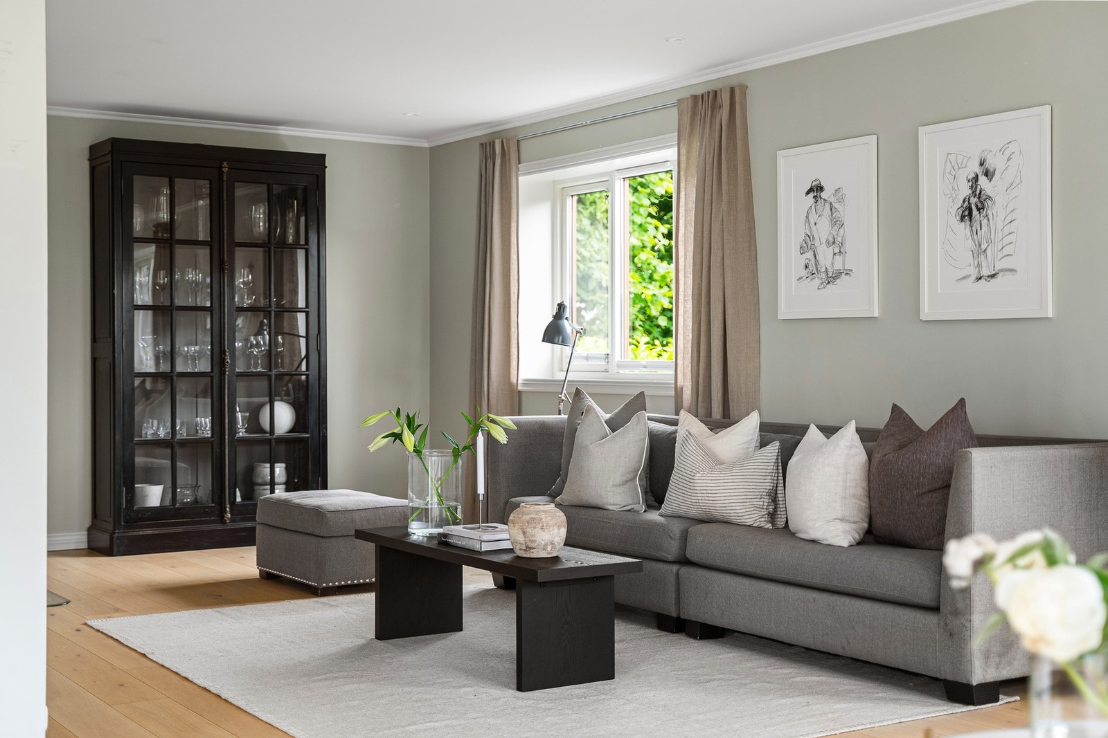 Alle overflater er malt i delikate og lune fargevalg. Galleribilde